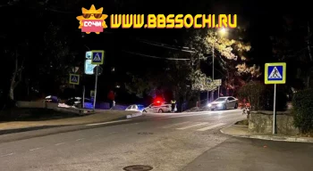 В Сочи ищут водителя, который на нерегулируемом пешеходном переходе сбил 15-летнюю девочку.