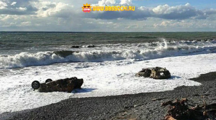 Полиция обследовала автомобили, которые штормом выбросило на пляж в Сочи